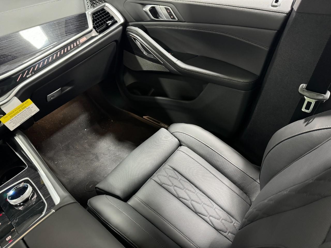 BMW X6 Vehicle Full-screen Gallery Image 17