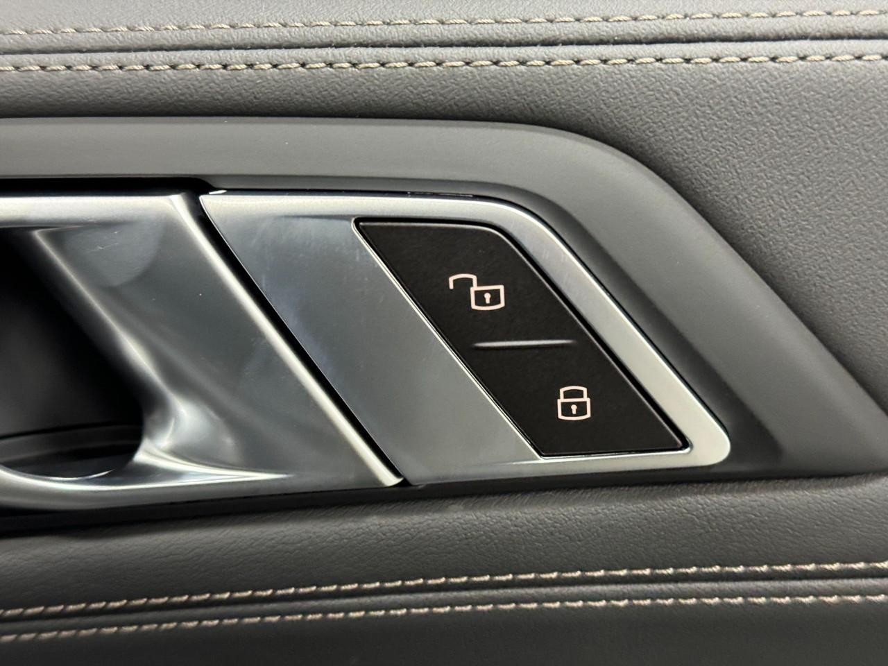 BMW X6 Vehicle Full-screen Gallery Image 21