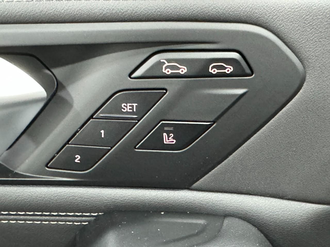 BMW X6 Vehicle Full-screen Gallery Image 24