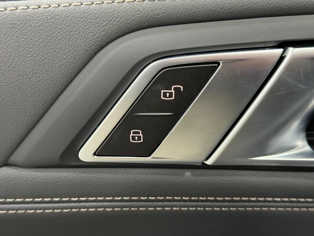 BMW X6 Vehicle Full-screen Gallery Image 25