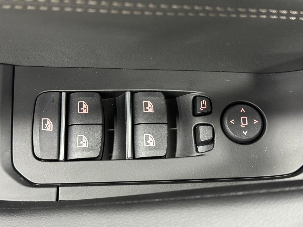 BMW X6 Vehicle Full-screen Gallery Image 26