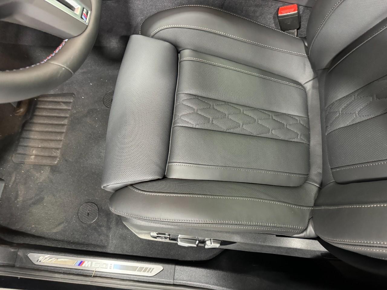 BMW X6 Vehicle Full-screen Gallery Image 28