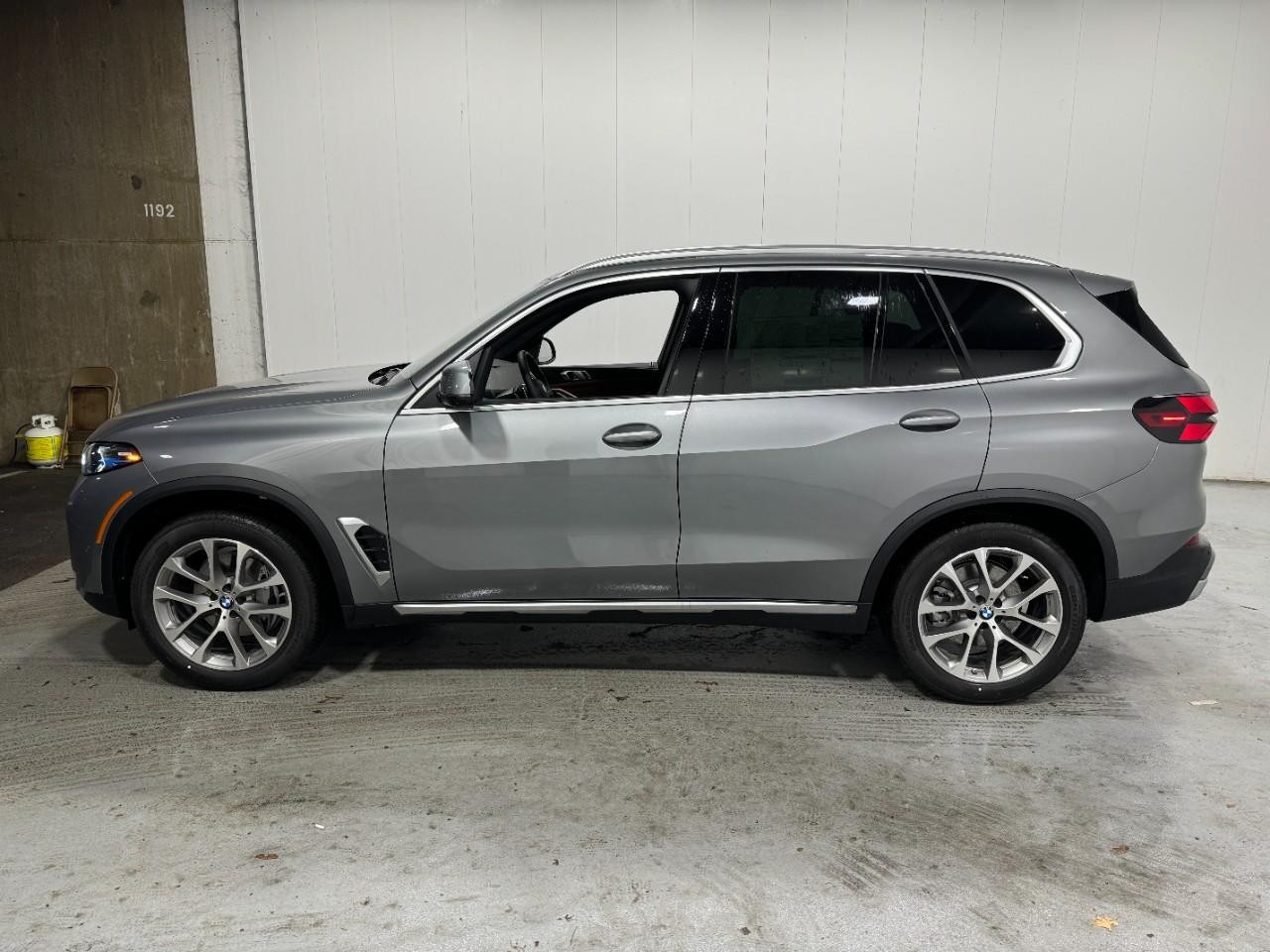 BMW X5 Vehicle Full-screen Gallery Image 2