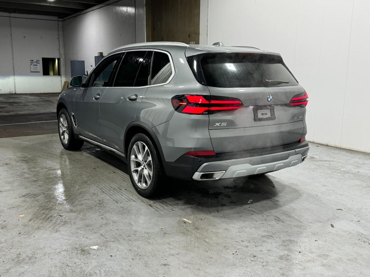 BMW X5 Vehicle Full-screen Gallery Image 3