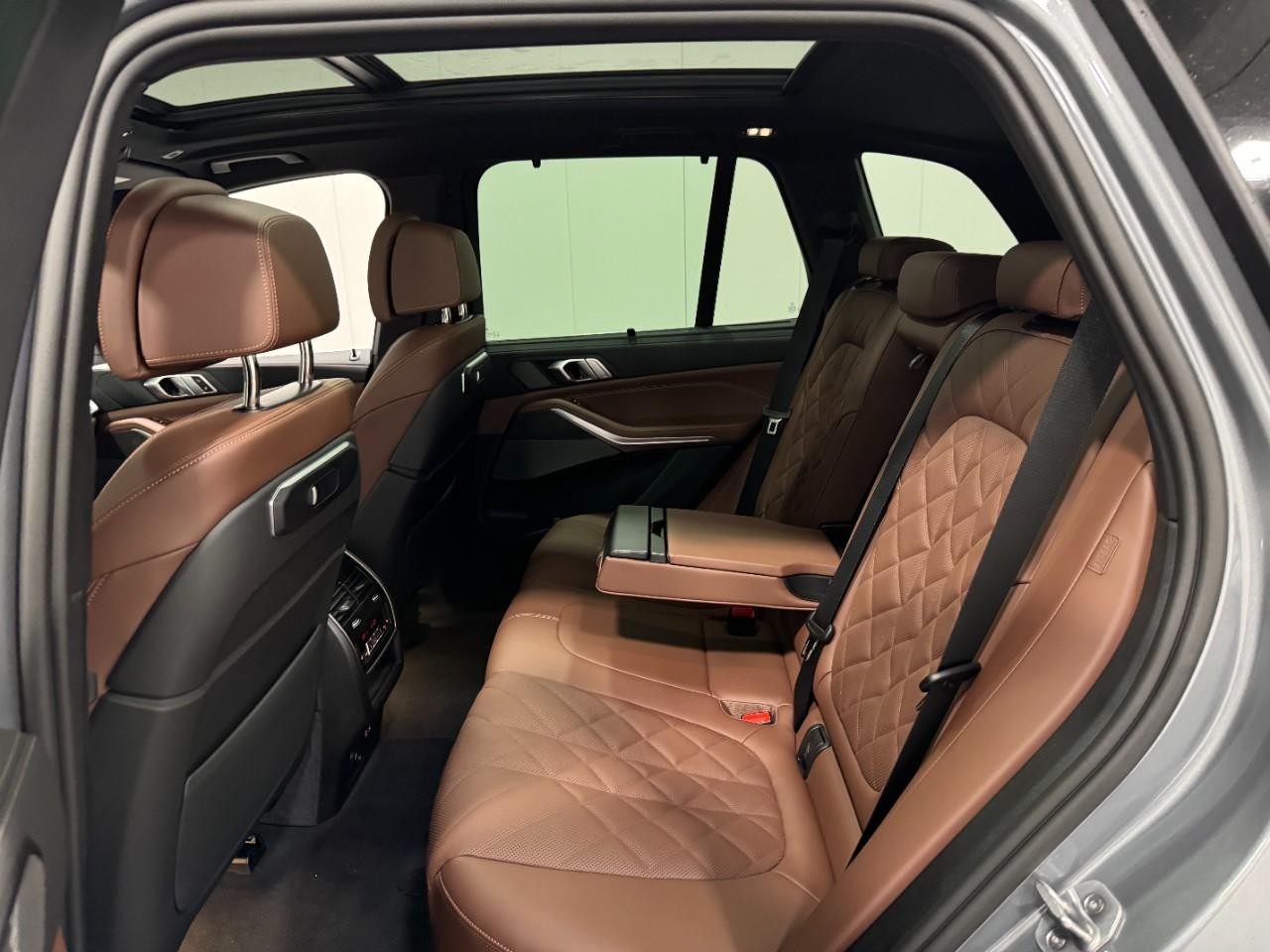 BMW X5 Vehicle Full-screen Gallery Image 8