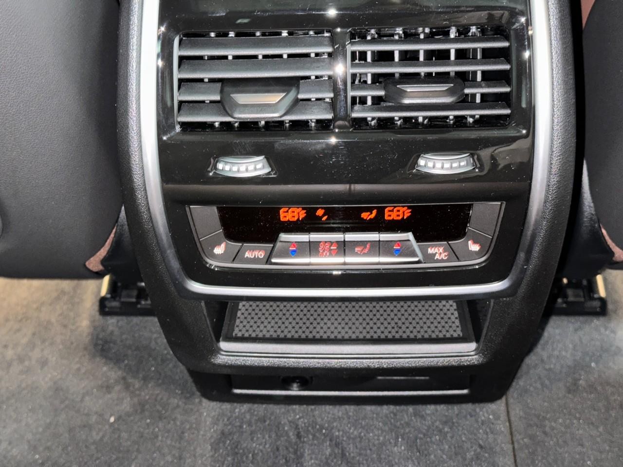 BMW X5 Vehicle Full-screen Gallery Image 11