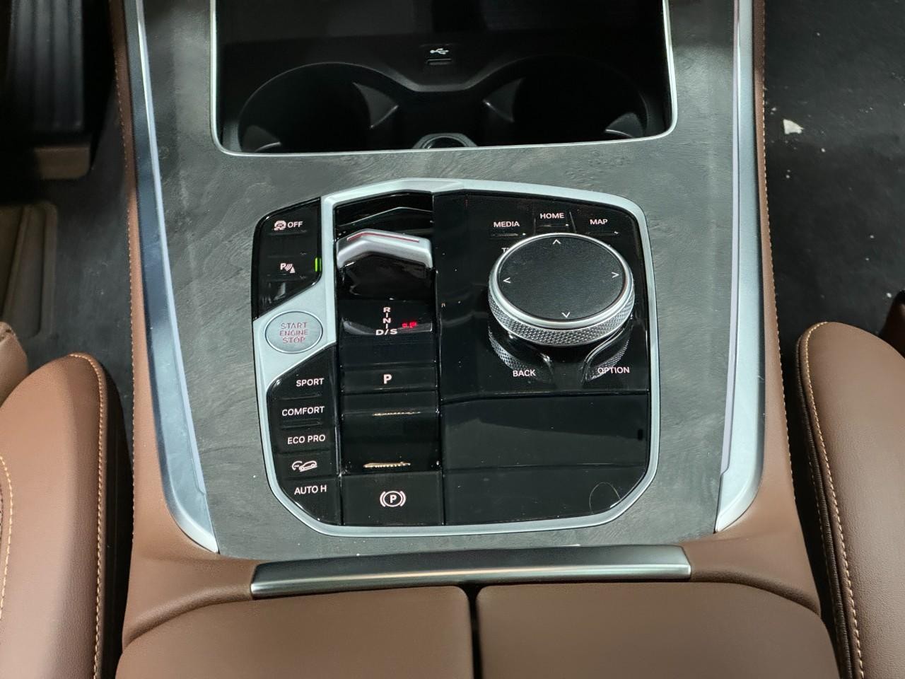 BMW X5 Vehicle Full-screen Gallery Image 16