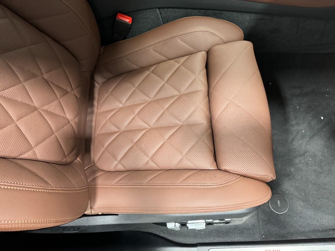 BMW X5 Vehicle Full-screen Gallery Image 19