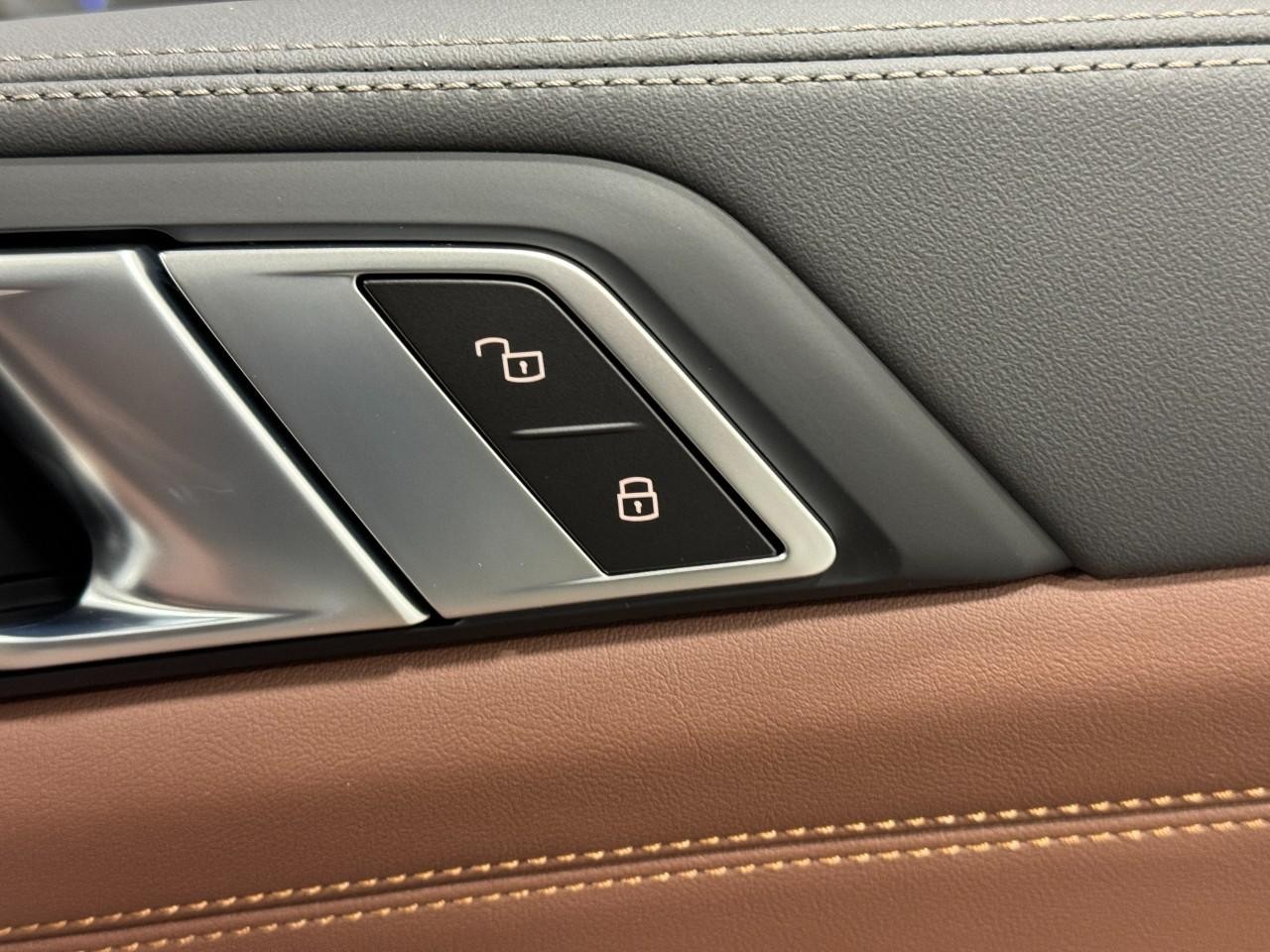 BMW X5 Vehicle Full-screen Gallery Image 21