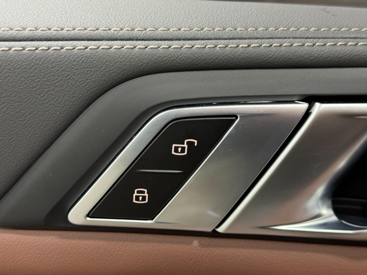 BMW X5 Vehicle Full-screen Gallery Image 25