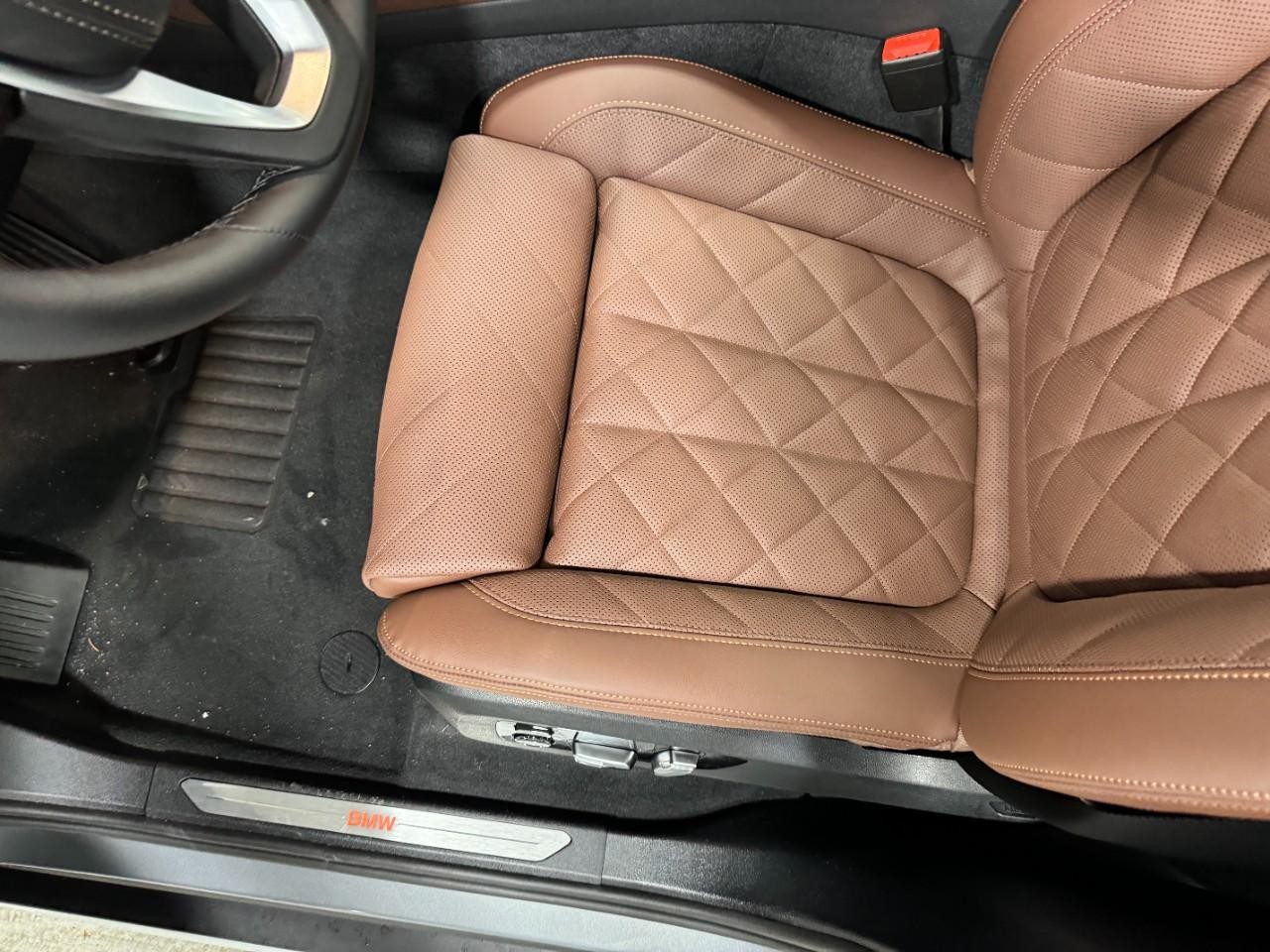 BMW X5 Vehicle Full-screen Gallery Image 28