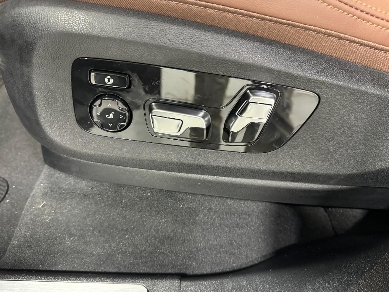 BMW X5 Vehicle Full-screen Gallery Image 29