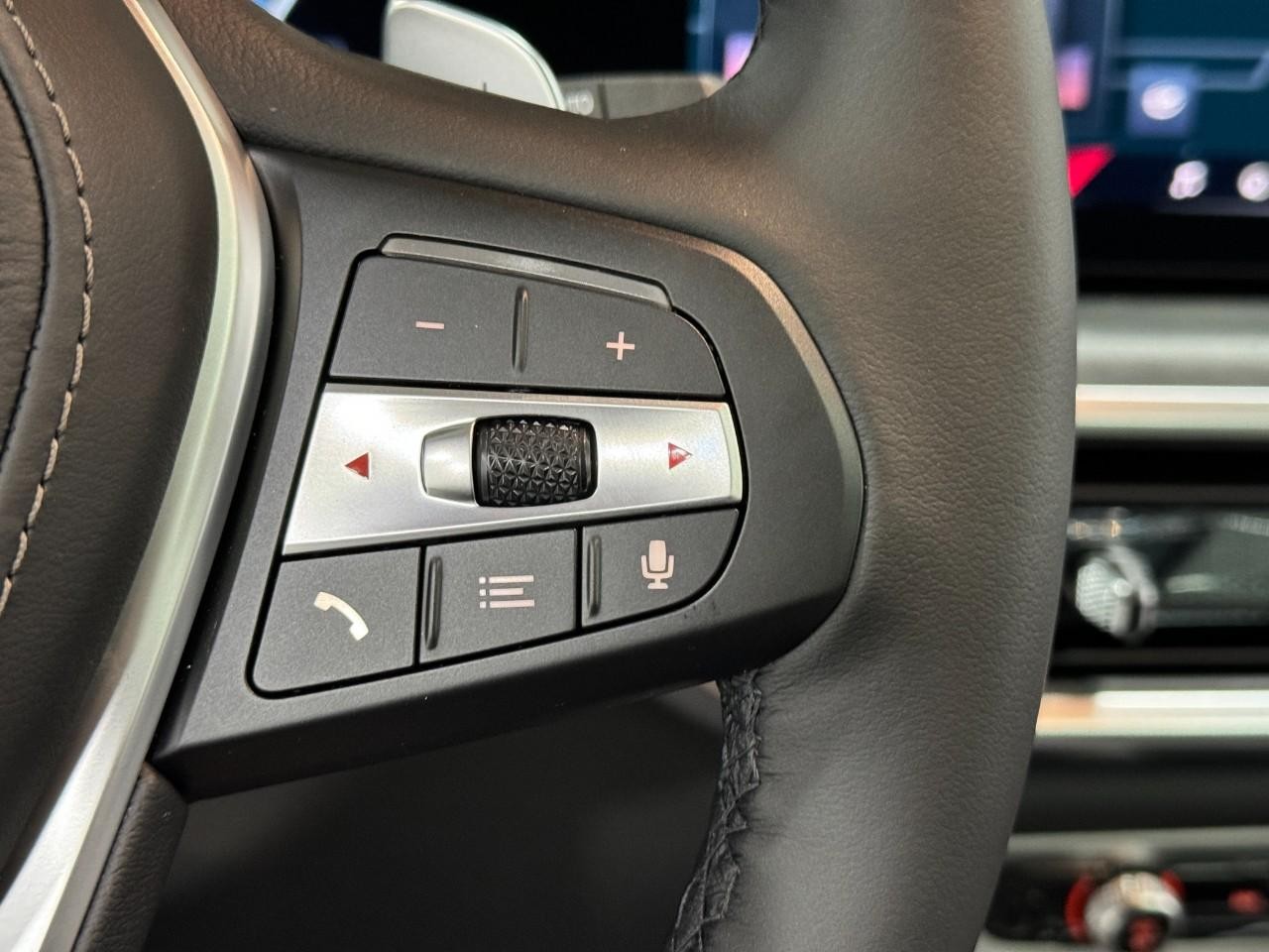 BMW X5 Vehicle Full-screen Gallery Image 32