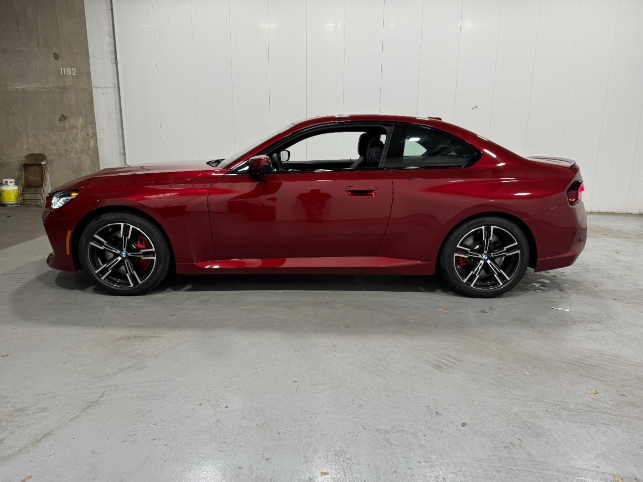 BMW 2 Series Vehicle Full-screen Gallery Image 2