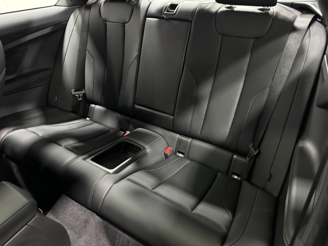 BMW 2 Series Vehicle Full-screen Gallery Image 8