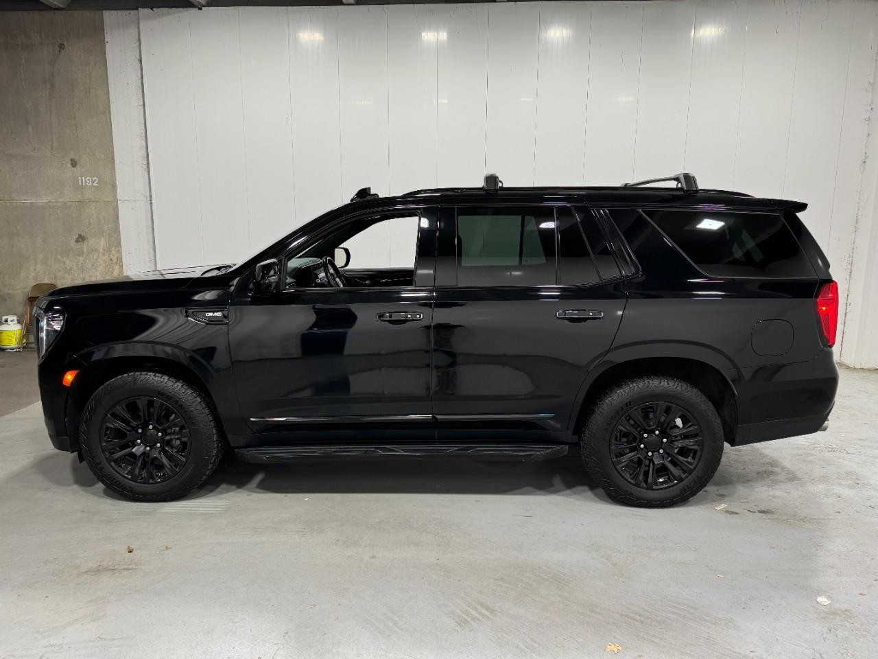 GMC Yukon Vehicle Full-screen Gallery Image 2