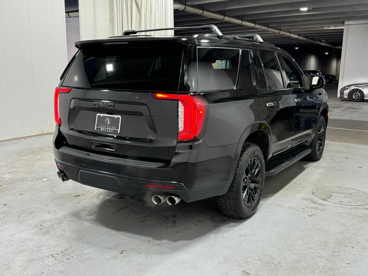 GMC Yukon Vehicle Full-screen Gallery Image 4