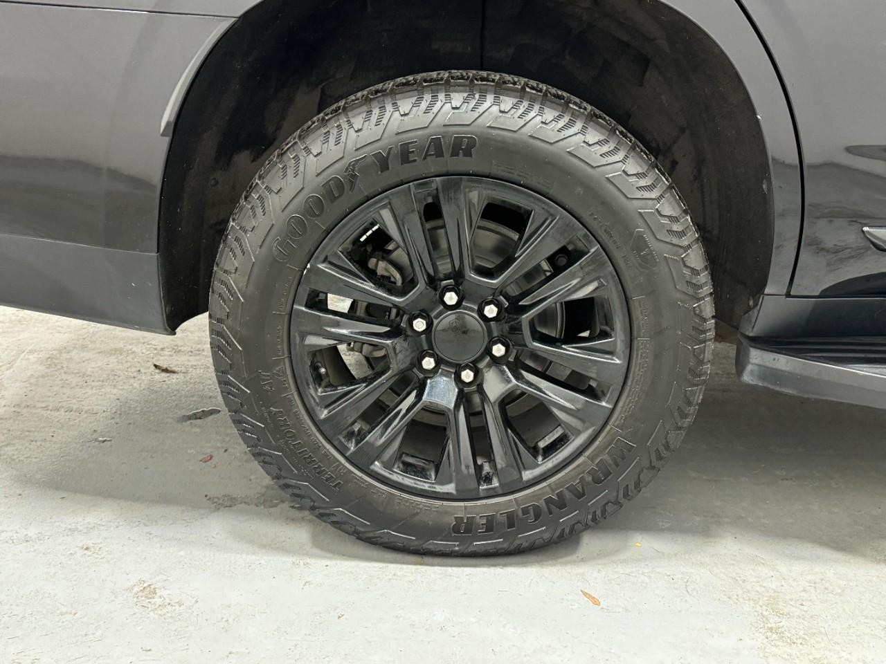 GMC Yukon Vehicle Full-screen Gallery Image 5