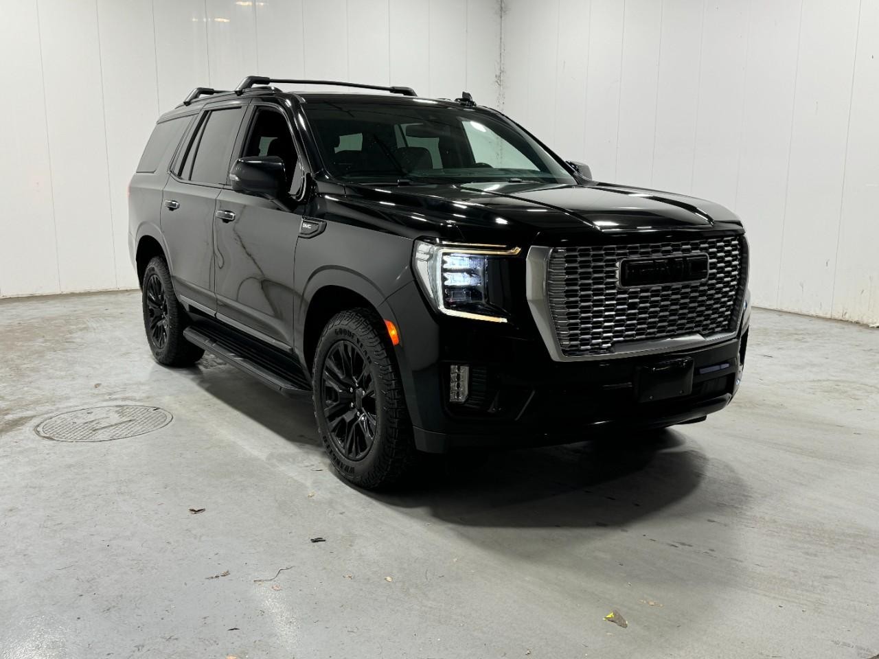 GMC Yukon Vehicle Full-screen Gallery Image 6