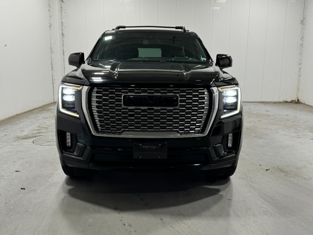 GMC Yukon Vehicle Full-screen Gallery Image 7