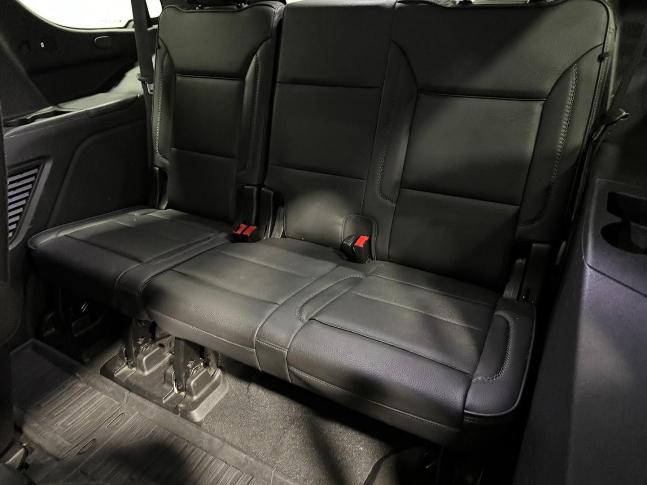 GMC Yukon Vehicle Full-screen Gallery Image 8