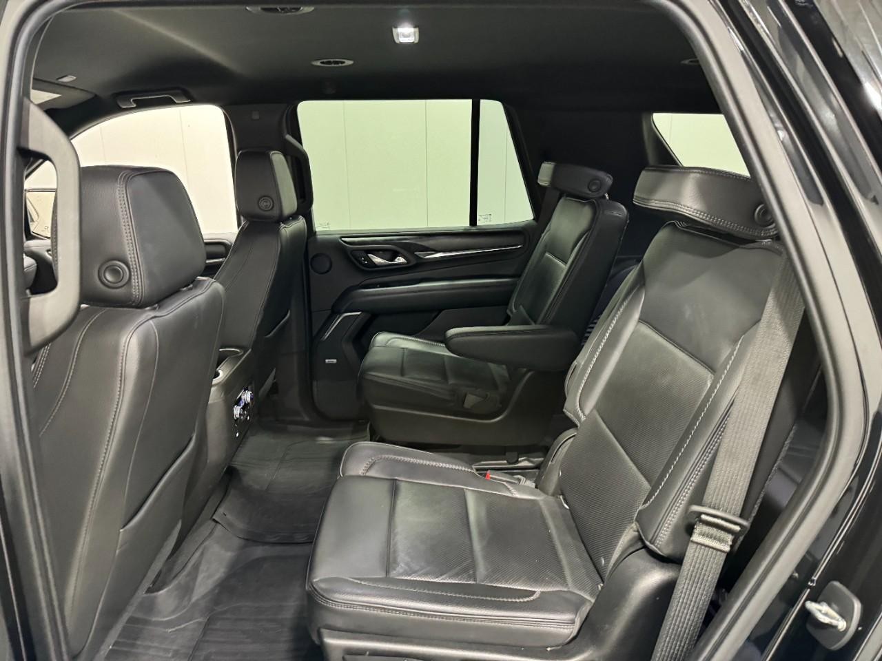 GMC Yukon Vehicle Full-screen Gallery Image 9