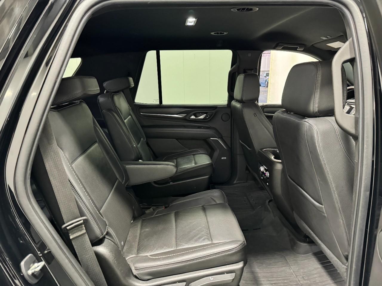 GMC Yukon Vehicle Full-screen Gallery Image 12