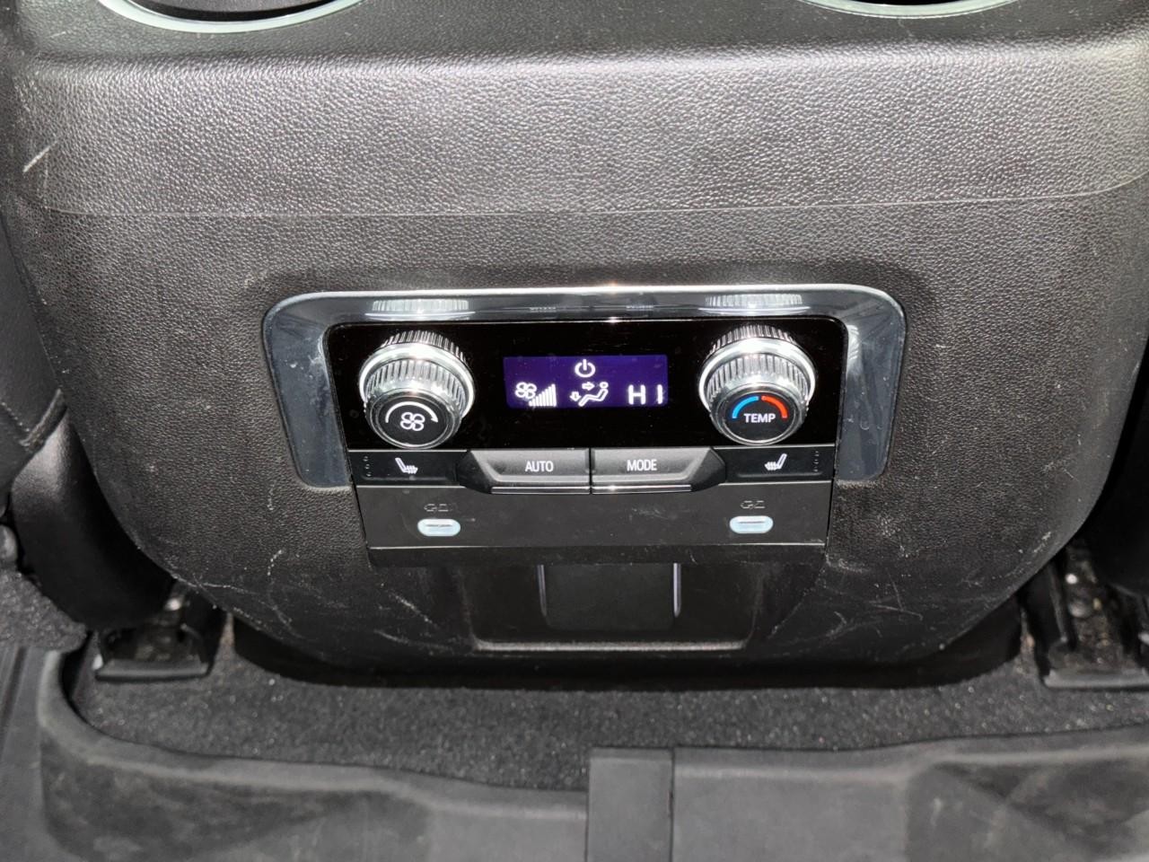 GMC Yukon Vehicle Full-screen Gallery Image 13