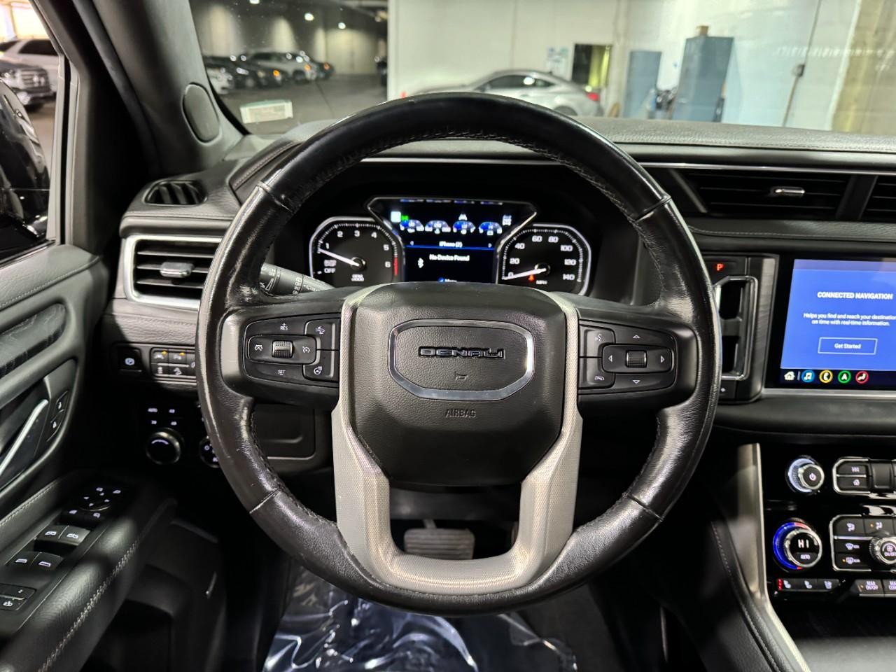 GMC Yukon Vehicle Full-screen Gallery Image 15