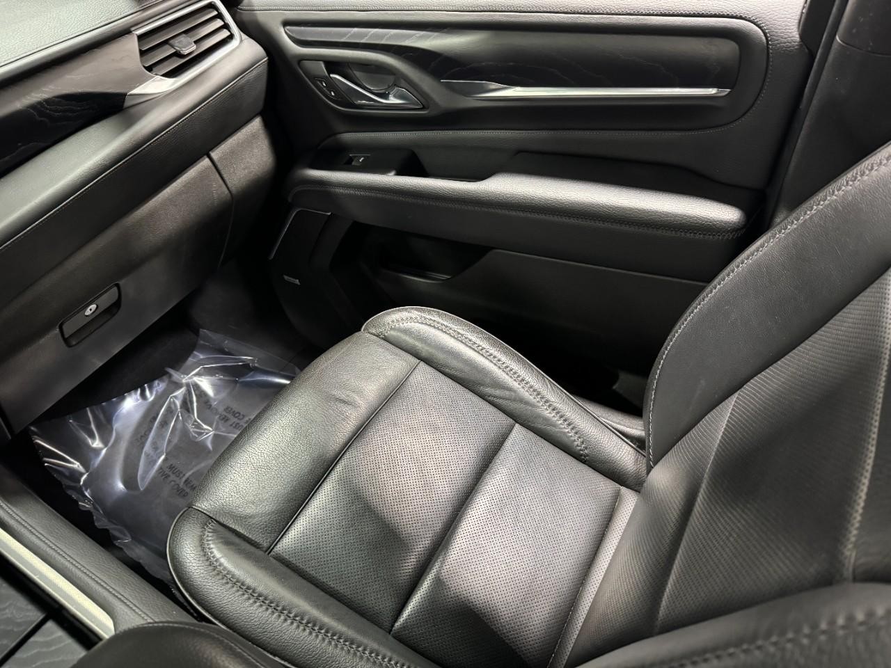 GMC Yukon Vehicle Full-screen Gallery Image 19