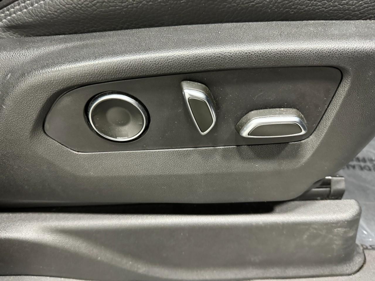 GMC Yukon Vehicle Full-screen Gallery Image 22