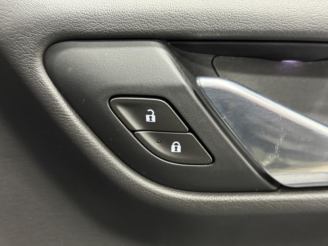 GMC Yukon Vehicle Full-screen Gallery Image 23