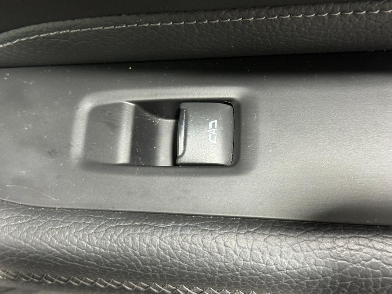 GMC Yukon Vehicle Full-screen Gallery Image 24