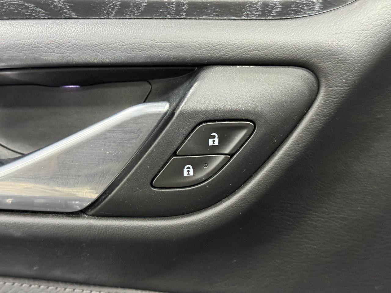 GMC Yukon Vehicle Full-screen Gallery Image 25