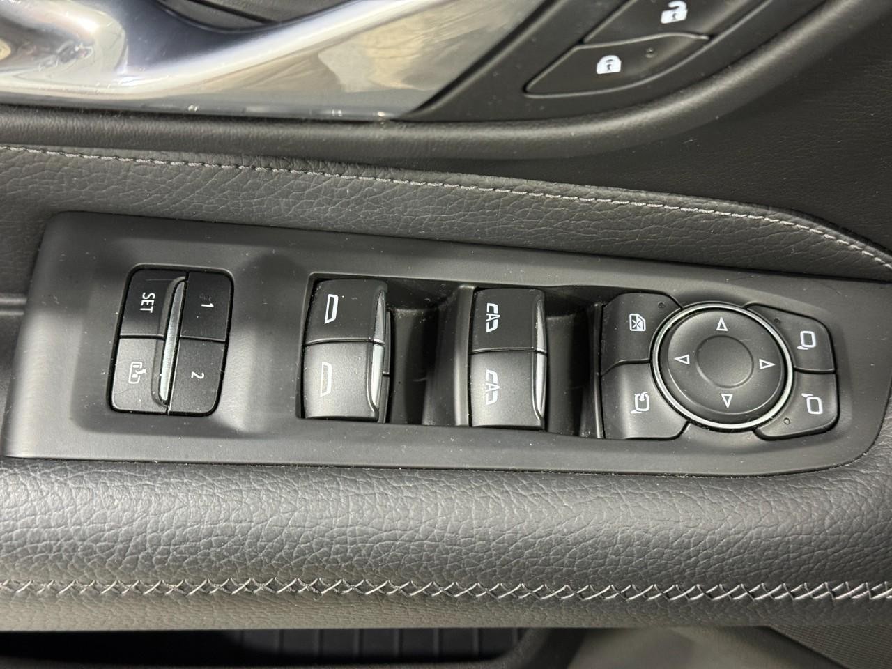 GMC Yukon Vehicle Full-screen Gallery Image 26