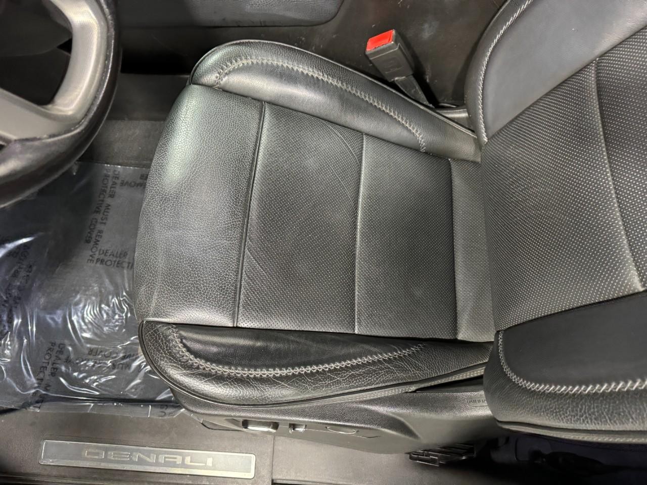 GMC Yukon Vehicle Full-screen Gallery Image 29