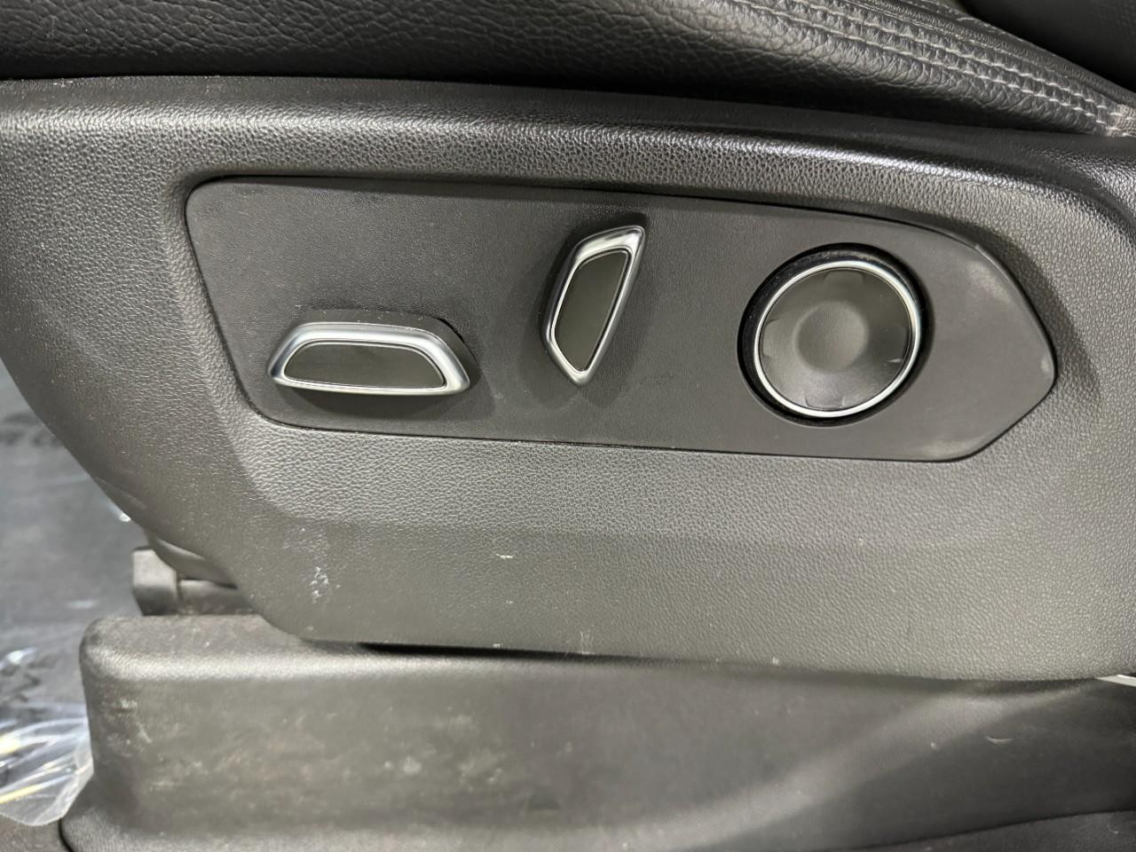 GMC Yukon Vehicle Full-screen Gallery Image 30