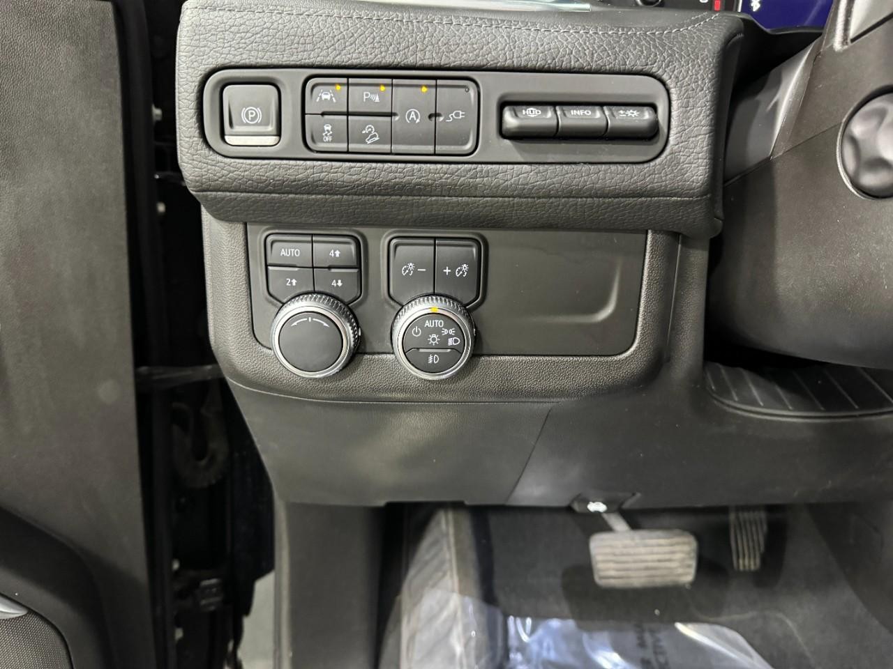 GMC Yukon Vehicle Full-screen Gallery Image 31