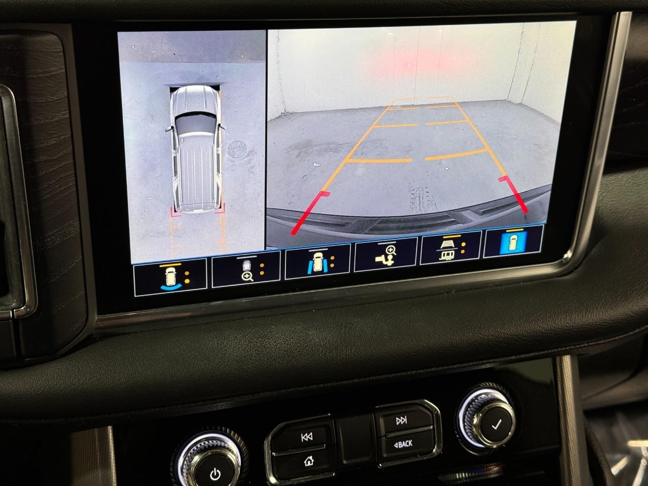 GMC Yukon Vehicle Full-screen Gallery Image 35