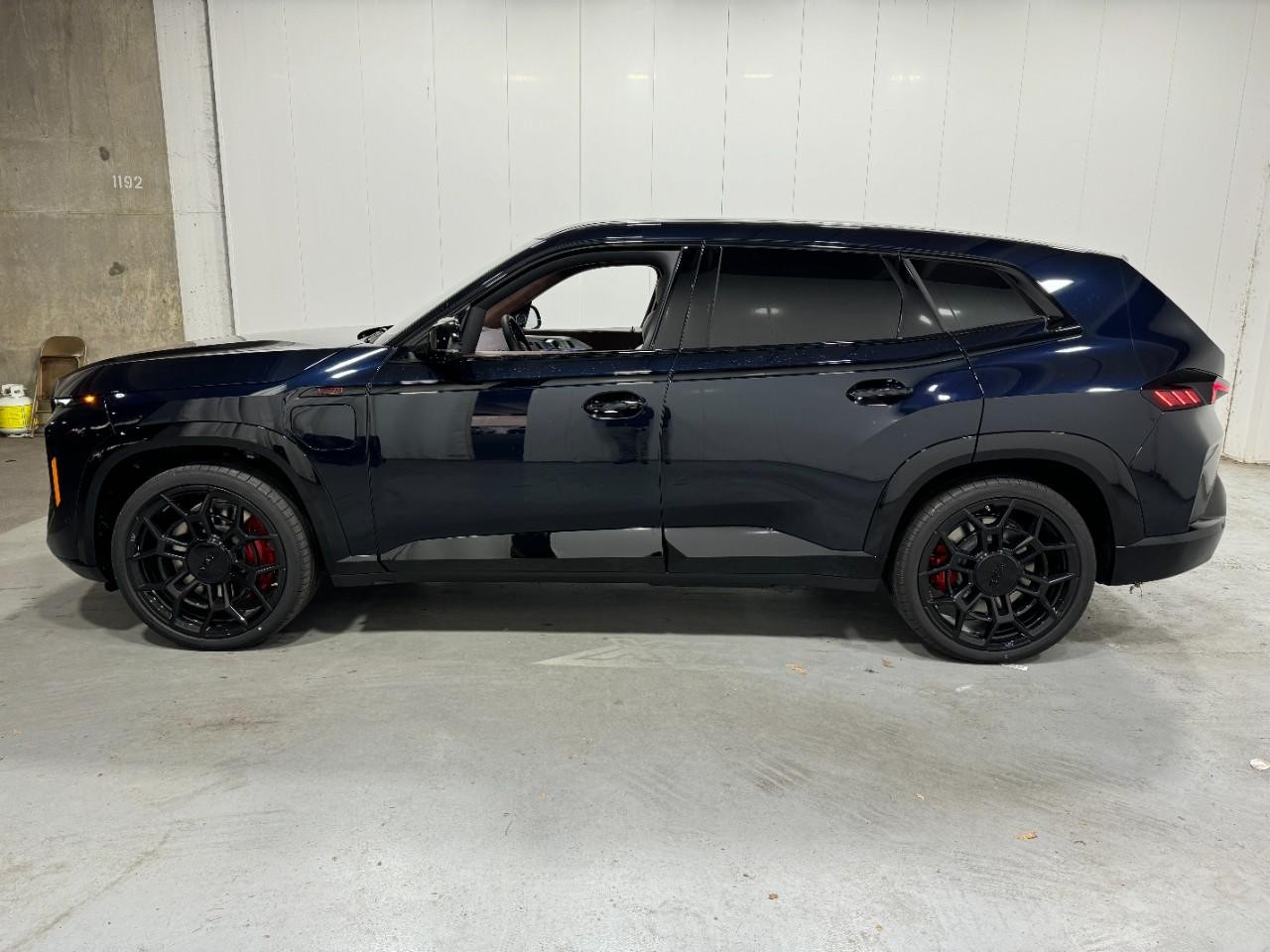 BMW XM Vehicle Full-screen Gallery Image 2