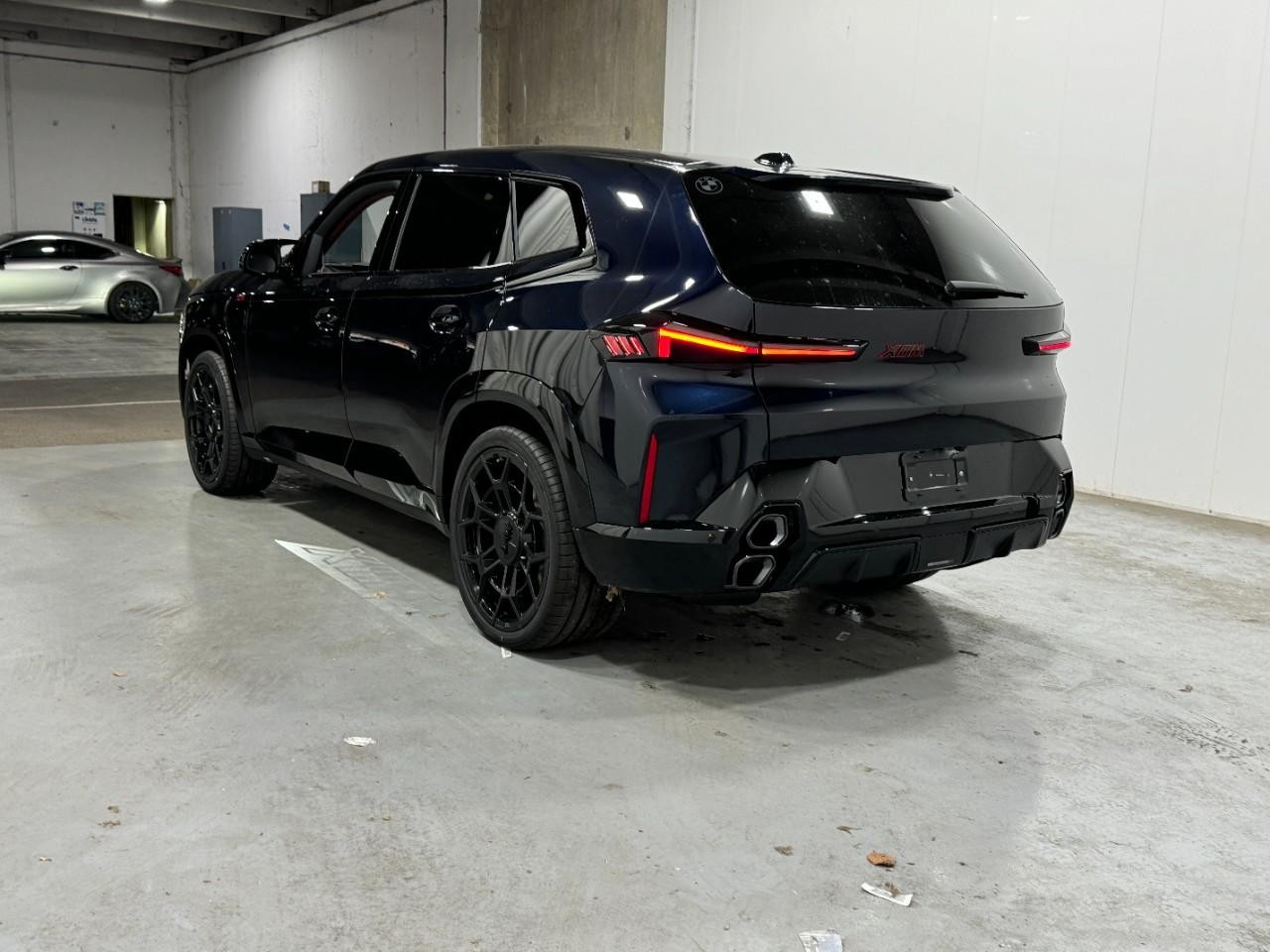 BMW XM Vehicle Full-screen Gallery Image 3