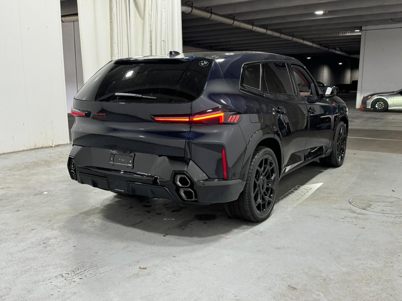 BMW XM Vehicle Full-screen Gallery Image 4