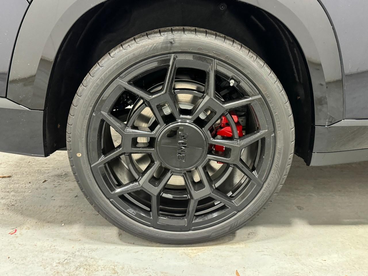 BMW XM Vehicle Full-screen Gallery Image 5