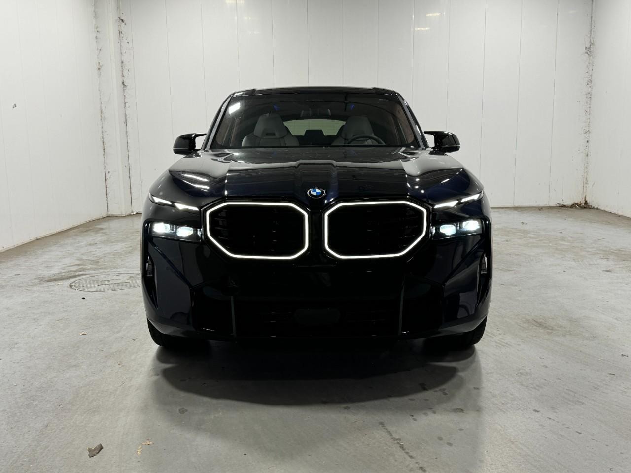 BMW XM Vehicle Full-screen Gallery Image 7