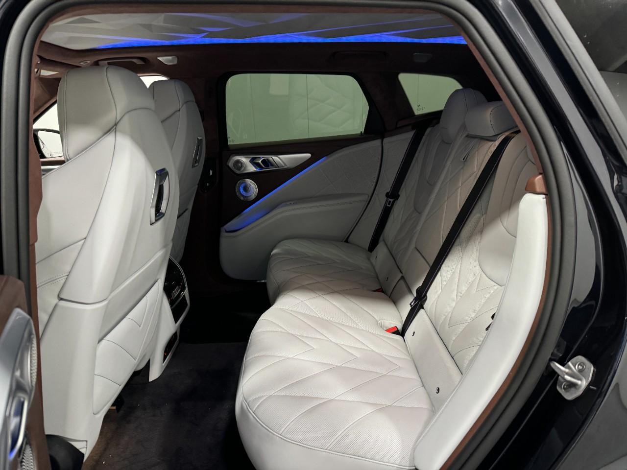 BMW XM Vehicle Full-screen Gallery Image 8