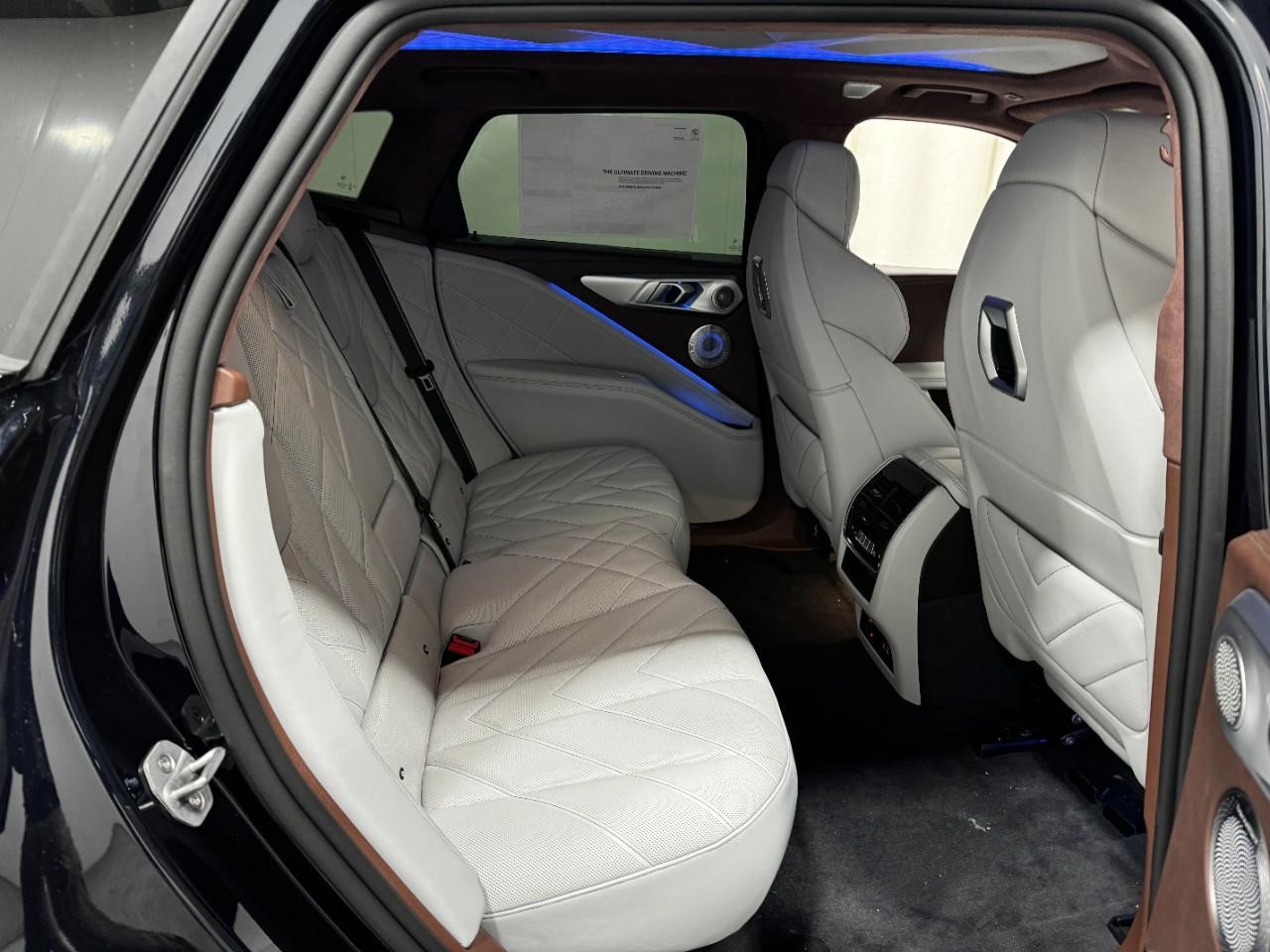 BMW XM Vehicle Full-screen Gallery Image 10