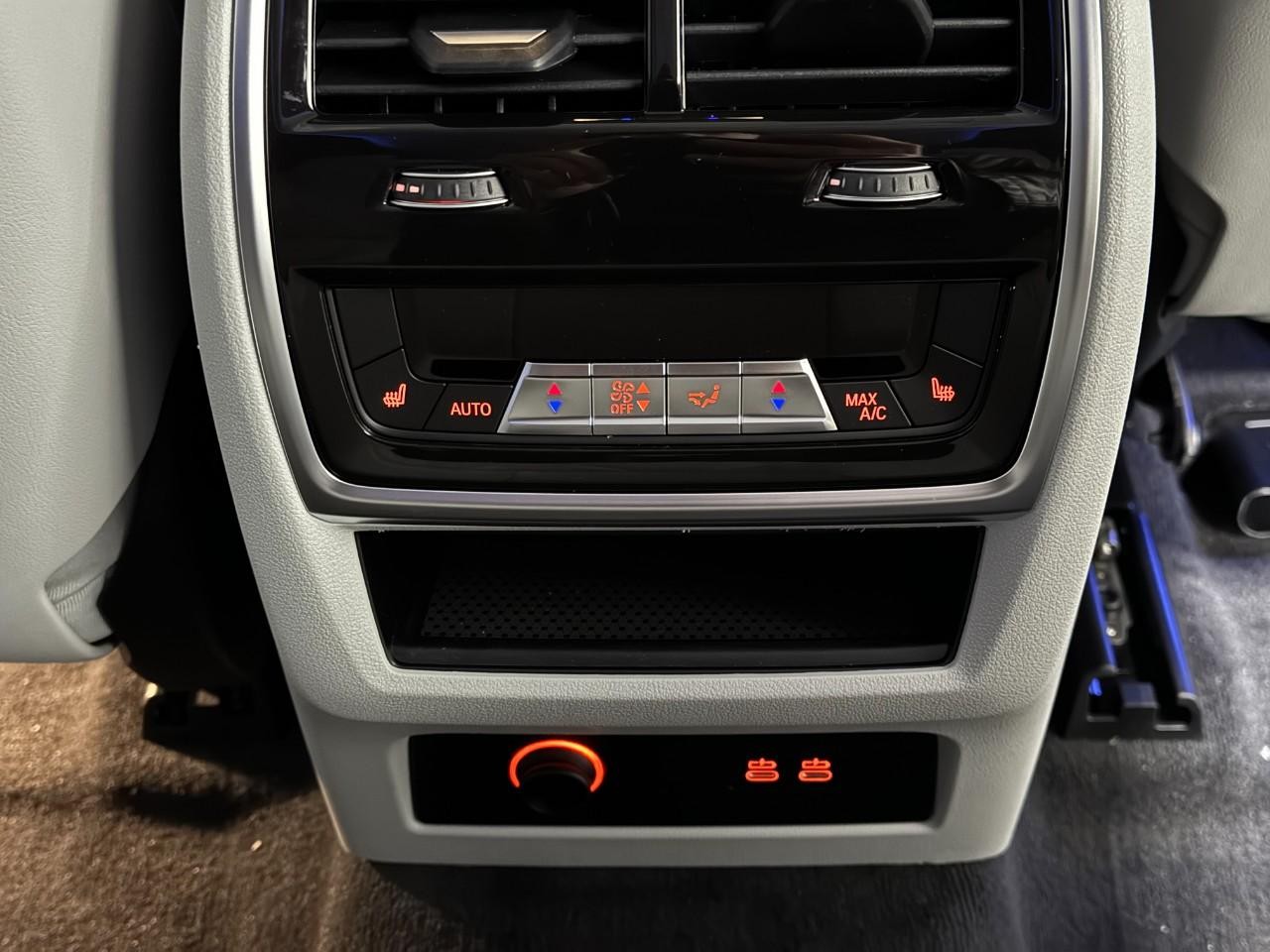 BMW XM Vehicle Full-screen Gallery Image 11