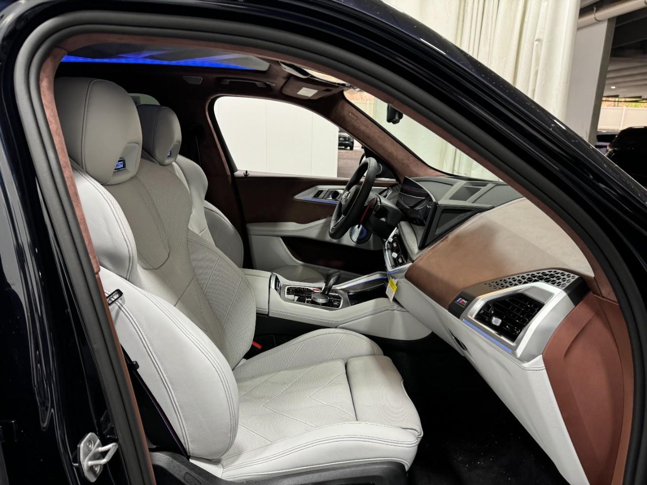 BMW XM Vehicle Full-screen Gallery Image 17