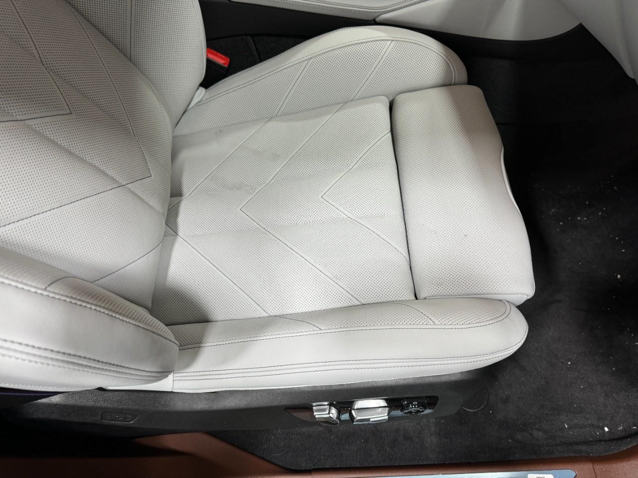 BMW XM Vehicle Full-screen Gallery Image 18