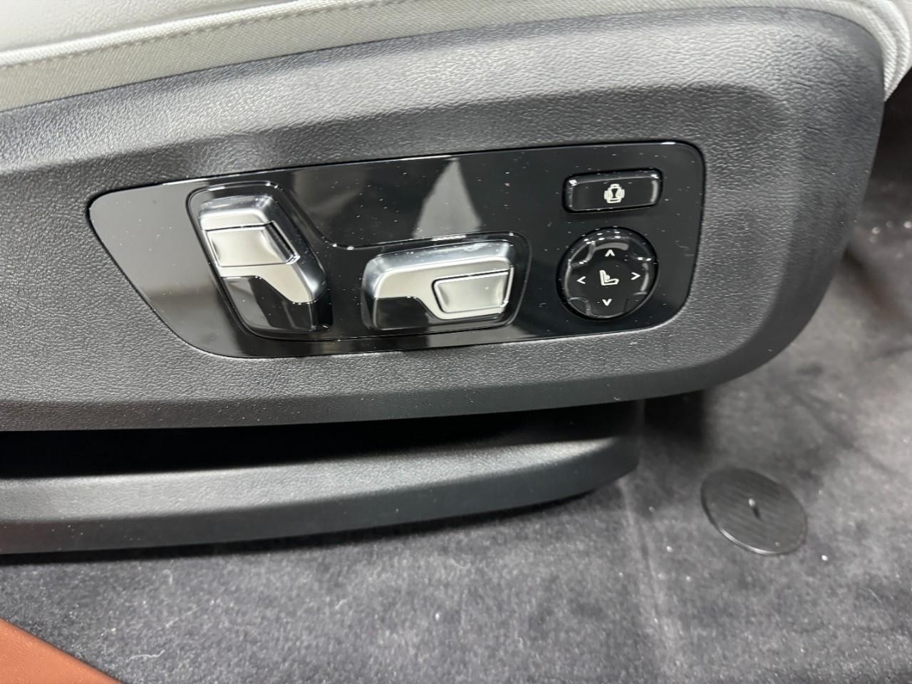 BMW XM Vehicle Full-screen Gallery Image 19